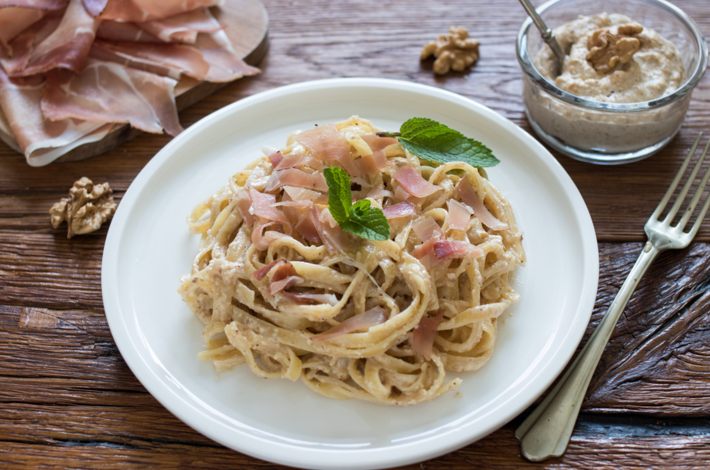 Tagliolini con pesto di noci e speck