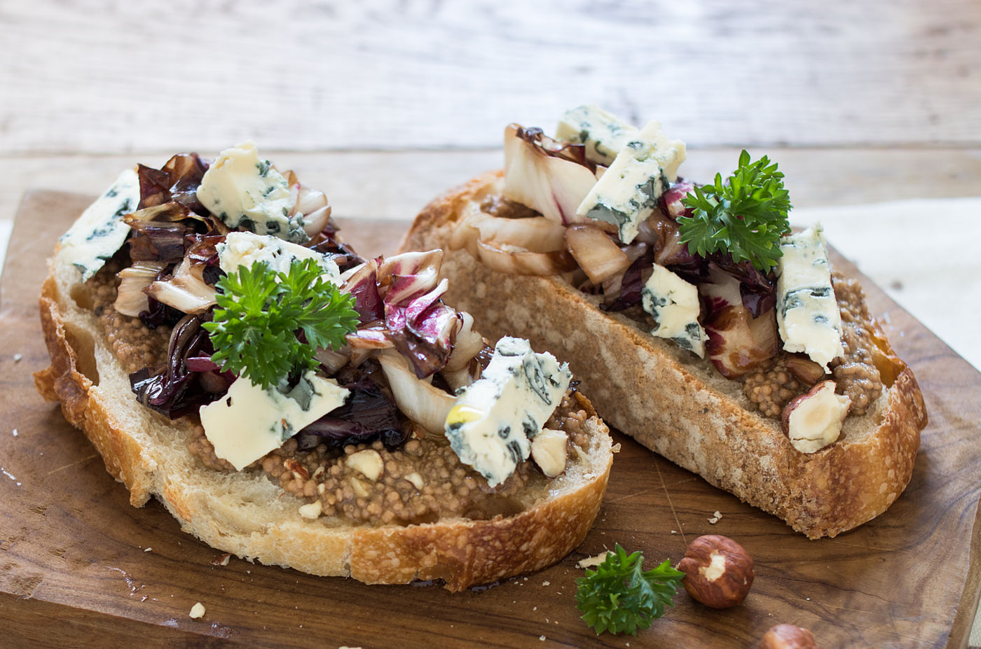 Crostoni con pesto di nocciole, radicchio e gorgonzola