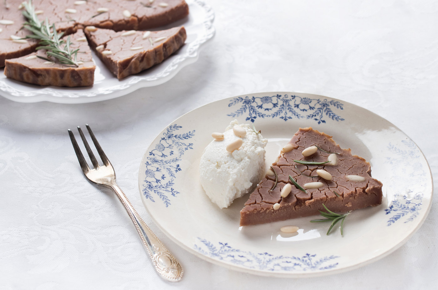 Castagnaccio con crema di panna e ricotta al rosmarino