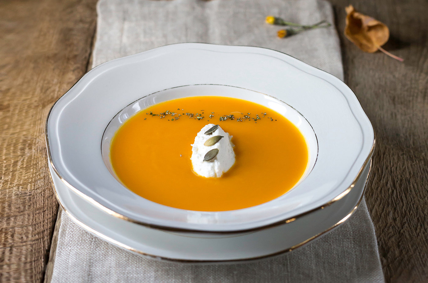 Crema di zucca con quenelle di ricotta e polvere di rosmarino