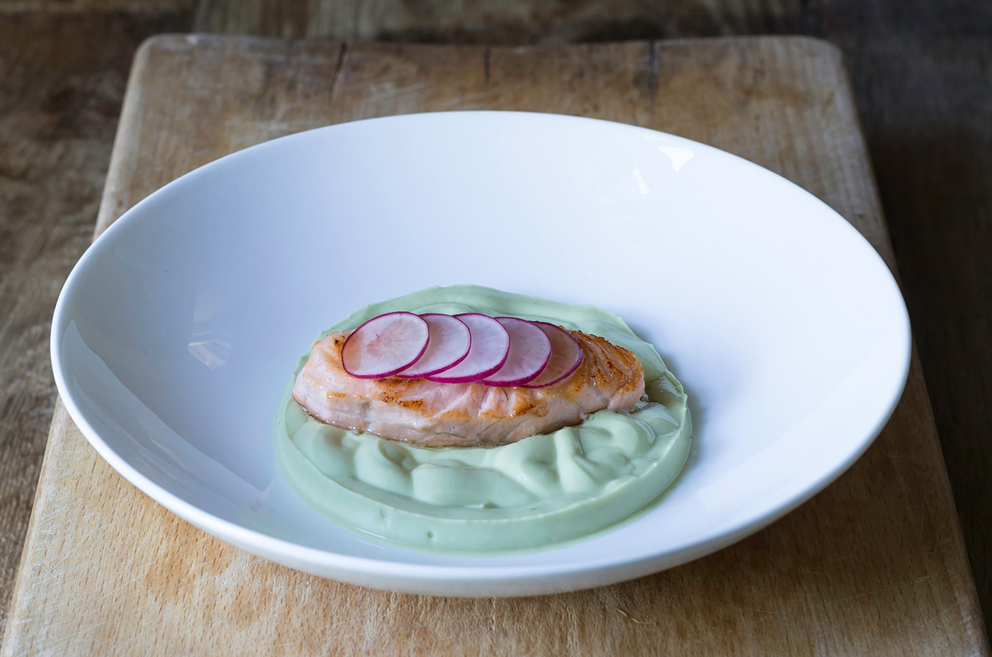 Salmone con maionese di avocado e rapanelli