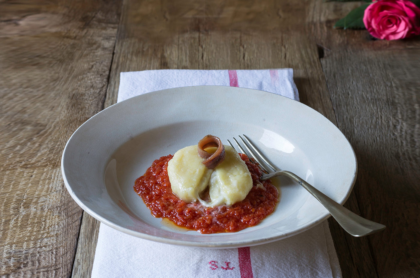 Gnocco di patate con cuore di mozzarella in rosso