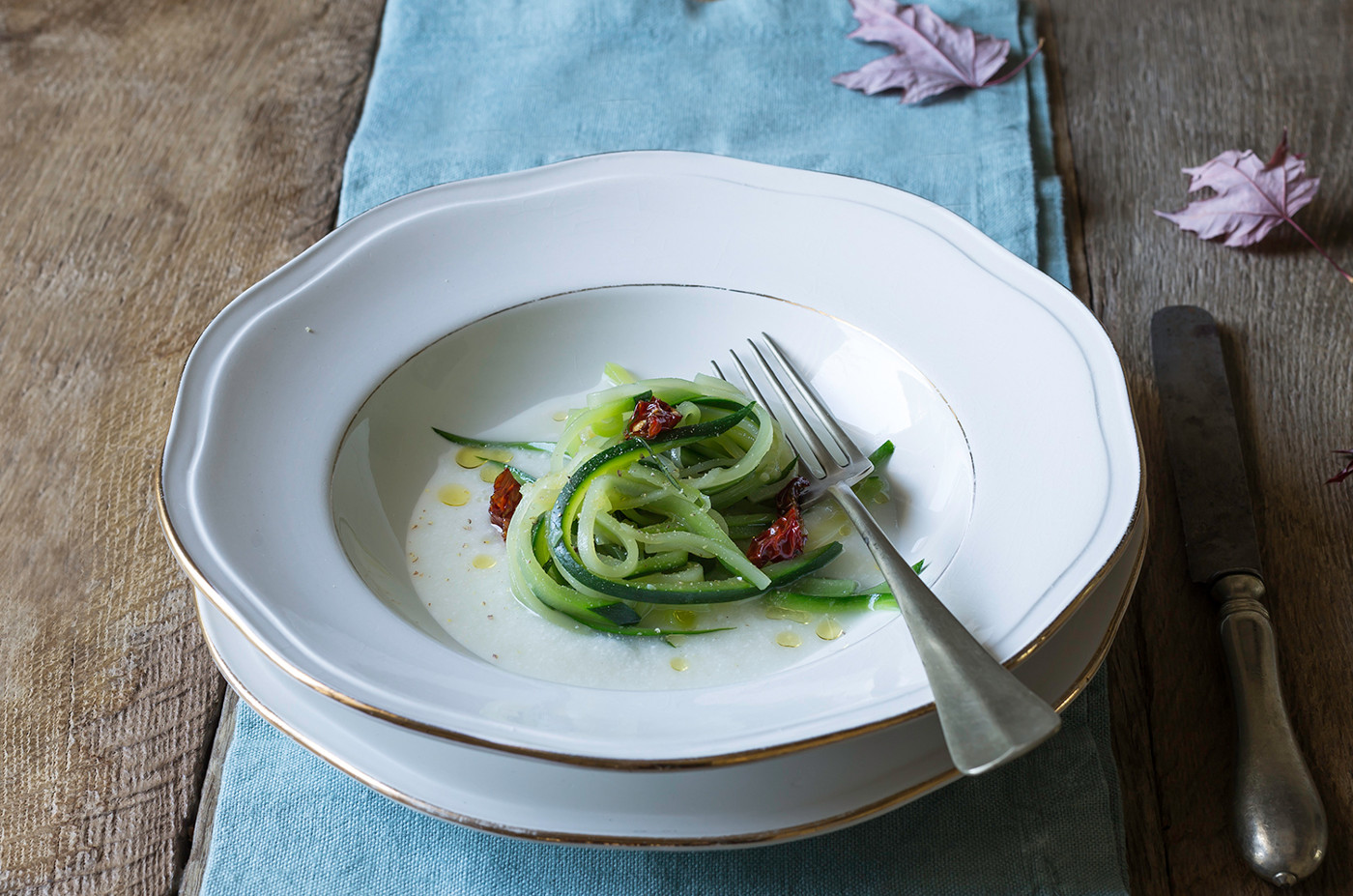 Tagliolini di zucchine su crema di cipolla al latte e alici