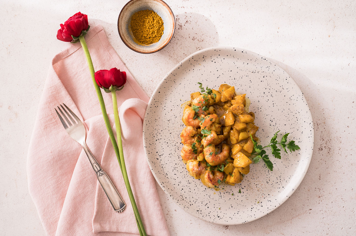 Gamberi afrodisiaci al curry con cocco e mele