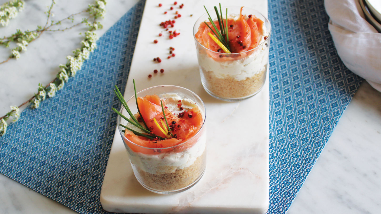 Mini cheesecake salate con salmone e pepe rosa