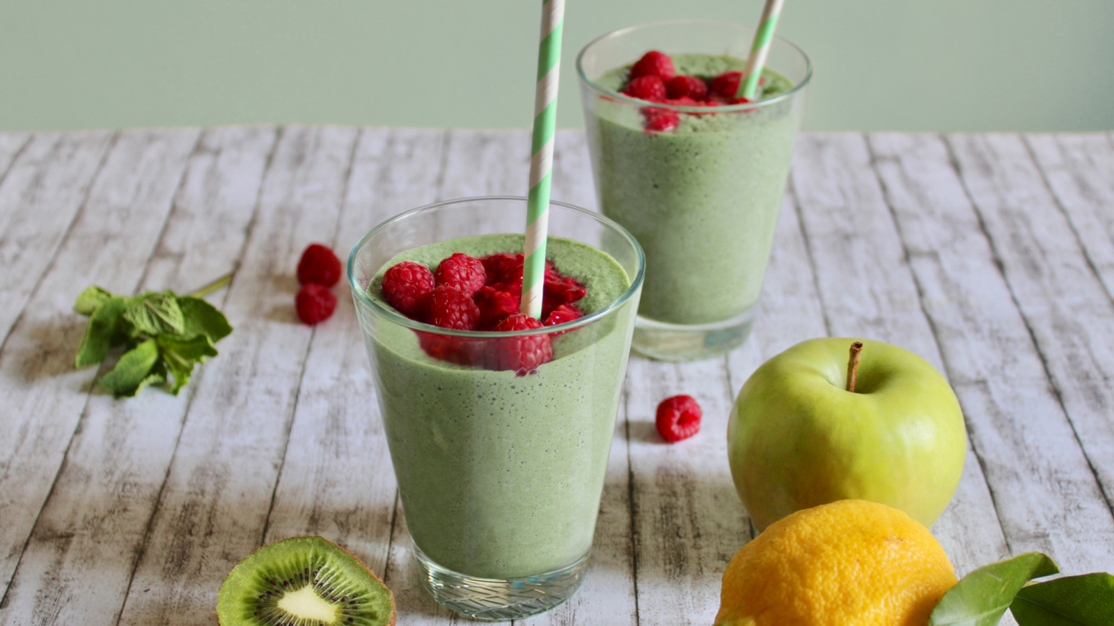 Smoothie alla mela verde e kiwi con lamponi