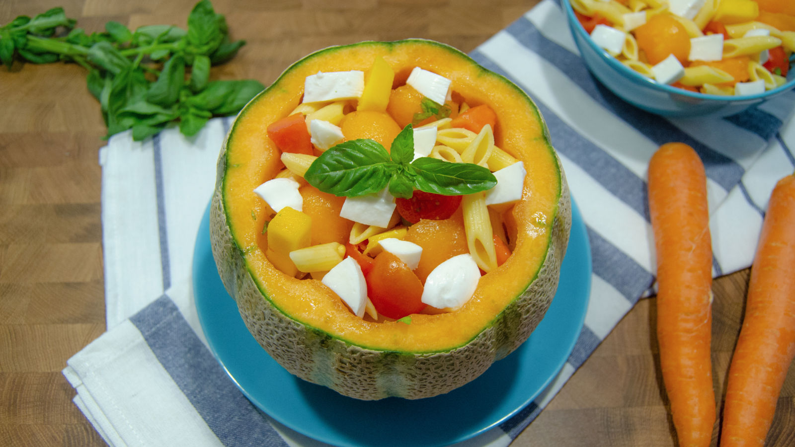 Insalata di pasta con frutta estiva