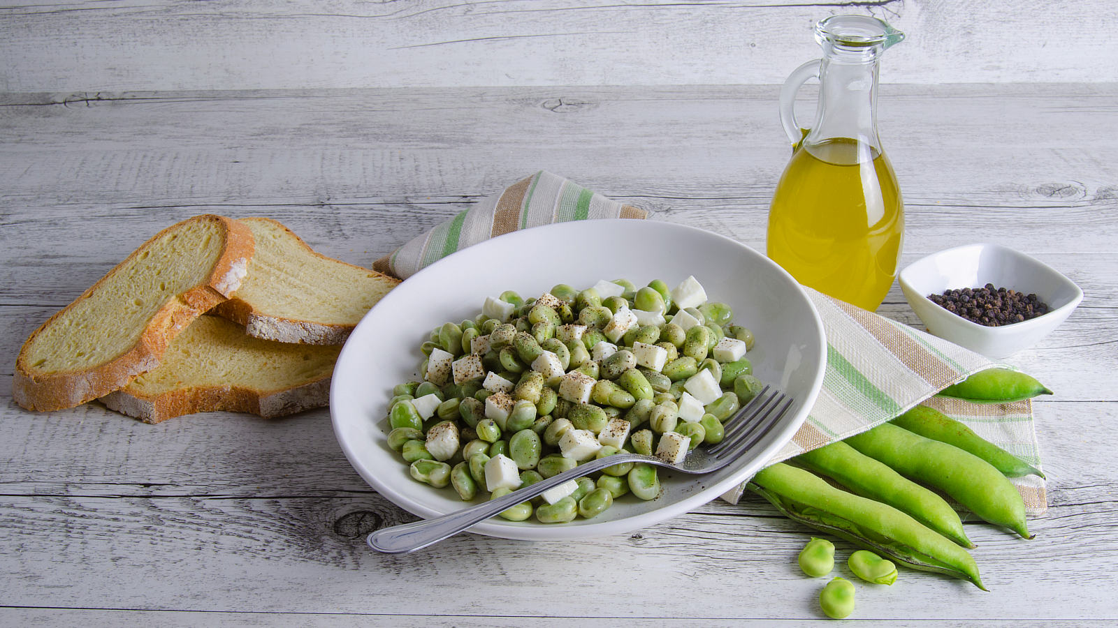 Insalata di fave e mozzarella