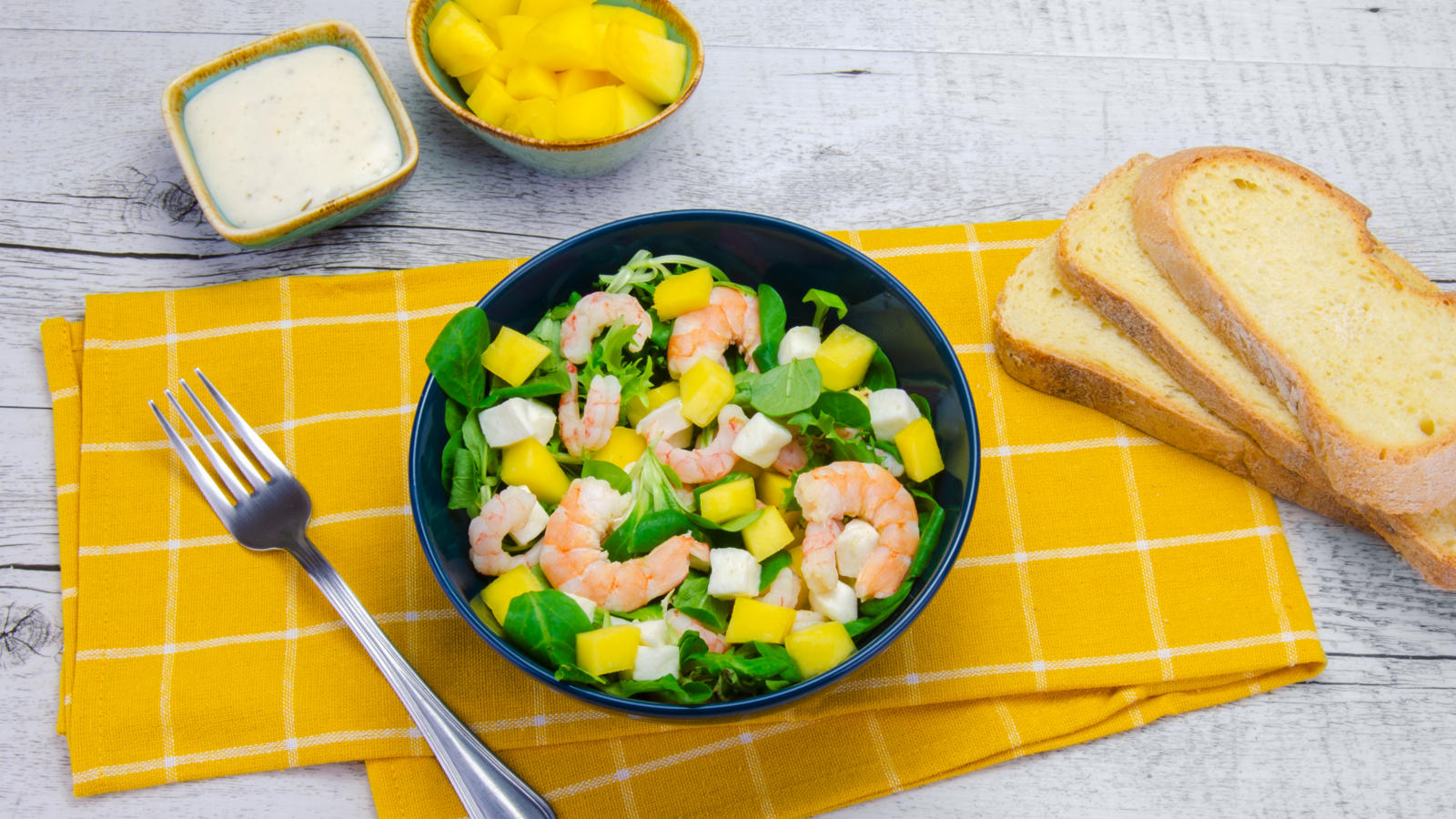 Insalata con gamberi, mango e mozzarella
