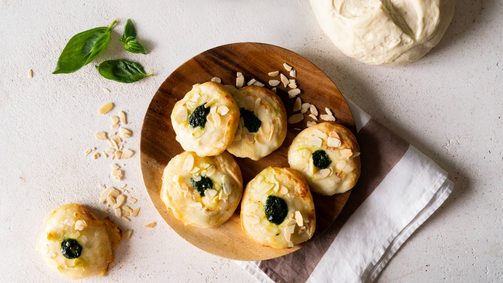 Focaccine con mozzarella e pesto di basilico