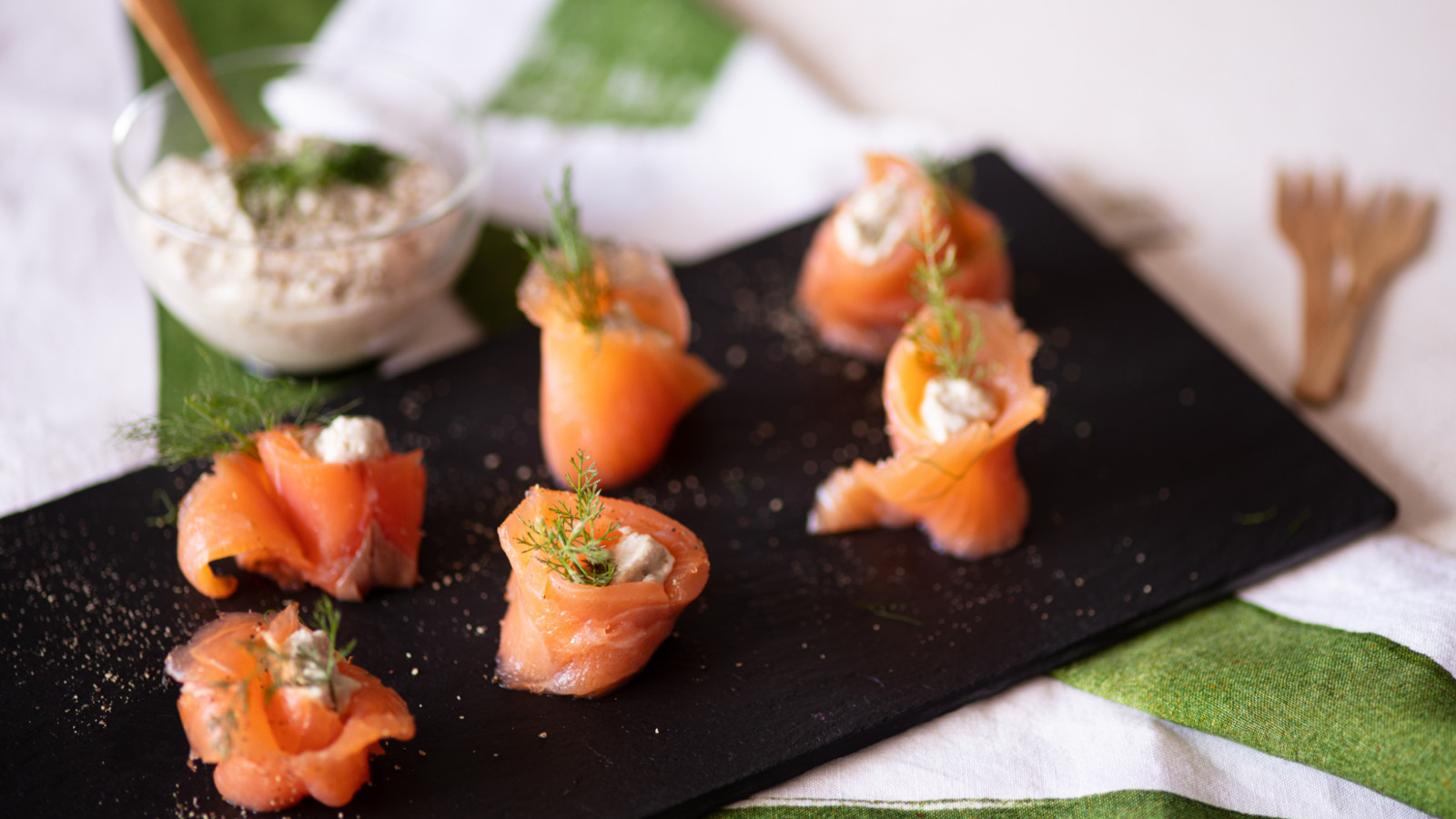 Salmone affumicato con salsa al mascarpone e olive