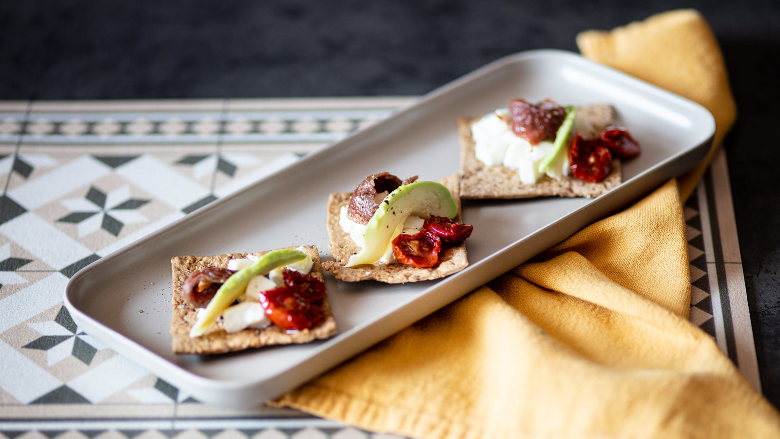 Crostoni con mozzarella e acciughe del Cantabrico