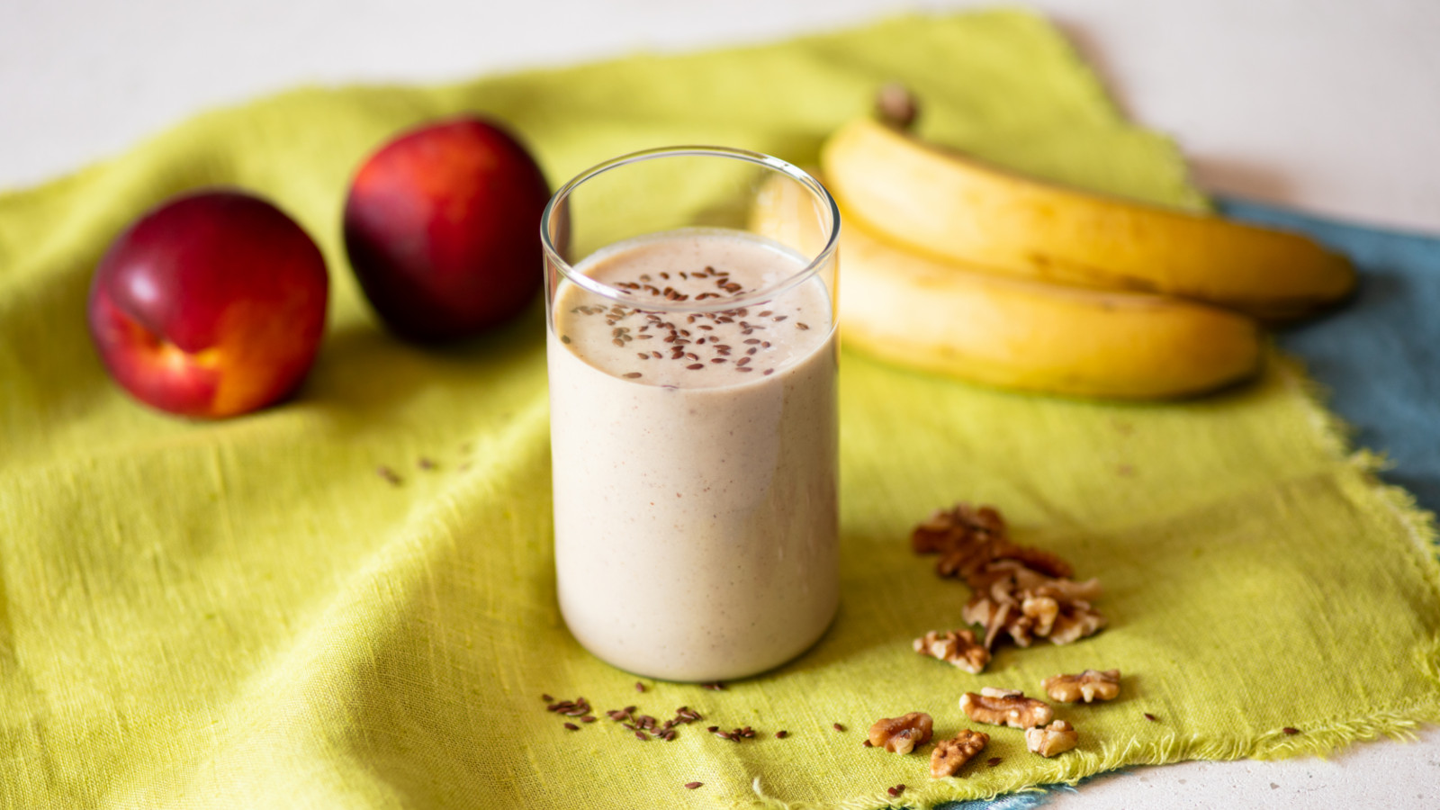 Frullato energetico con banana, noci, pesche e semi di lino