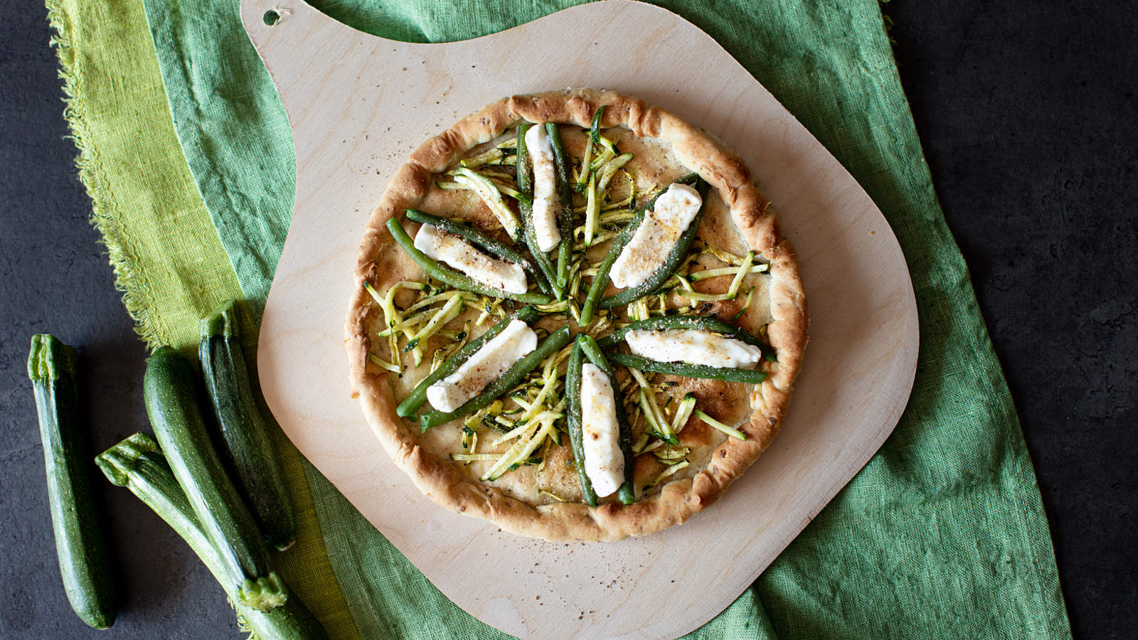 Pizza gourmet con verdure, stracchino e pangrattato