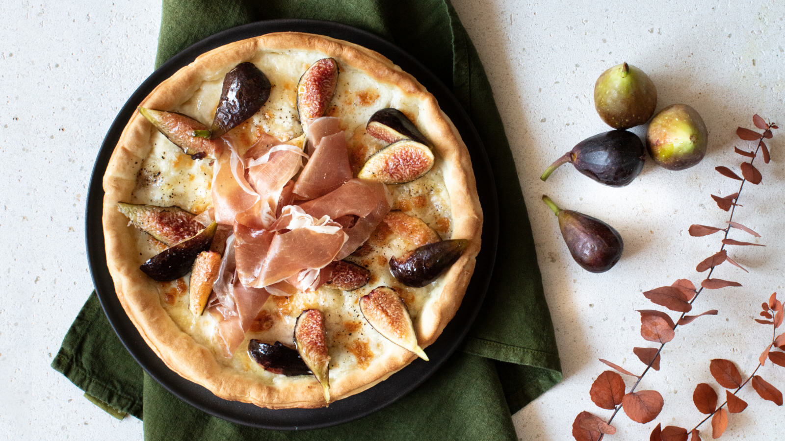 Pizza bianca con mozzarella, fichi e prosciutto crudo