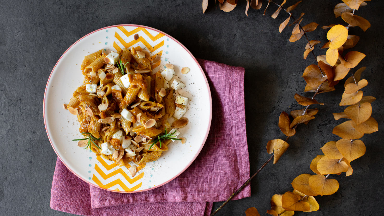 Mezze penne alla crema di peperoni gialli, mozzarella e mandorle tostate
