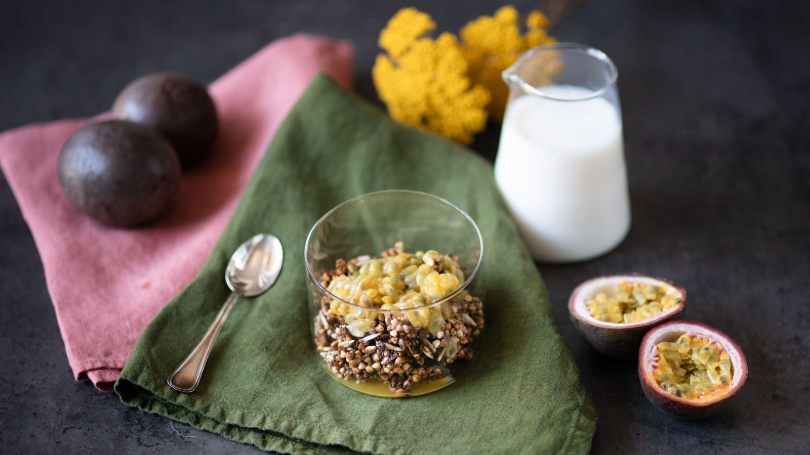 Granola fatta in casa con sciroppo d'agave e passion fruit