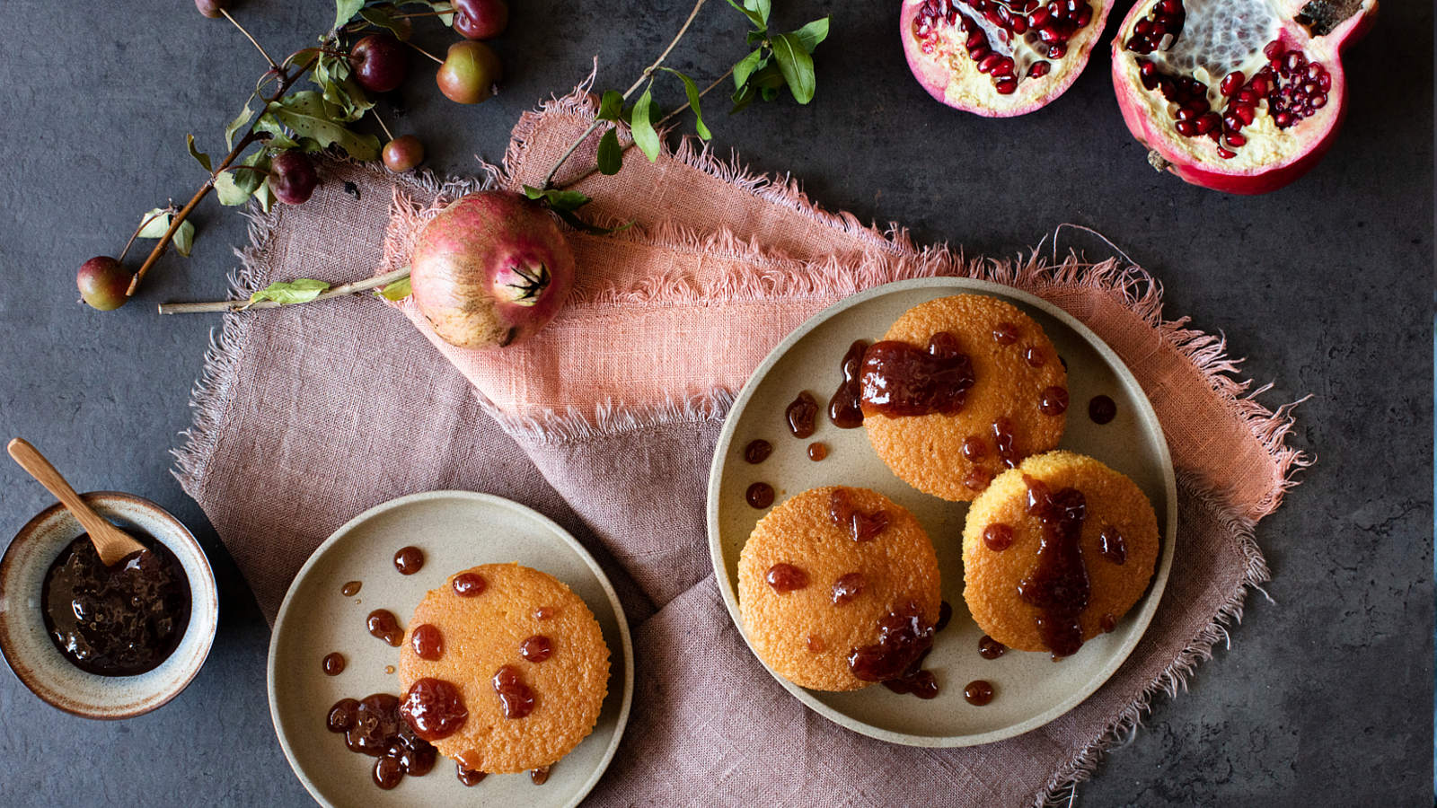 Torta alle carote e yogurt con gelatina al melograno