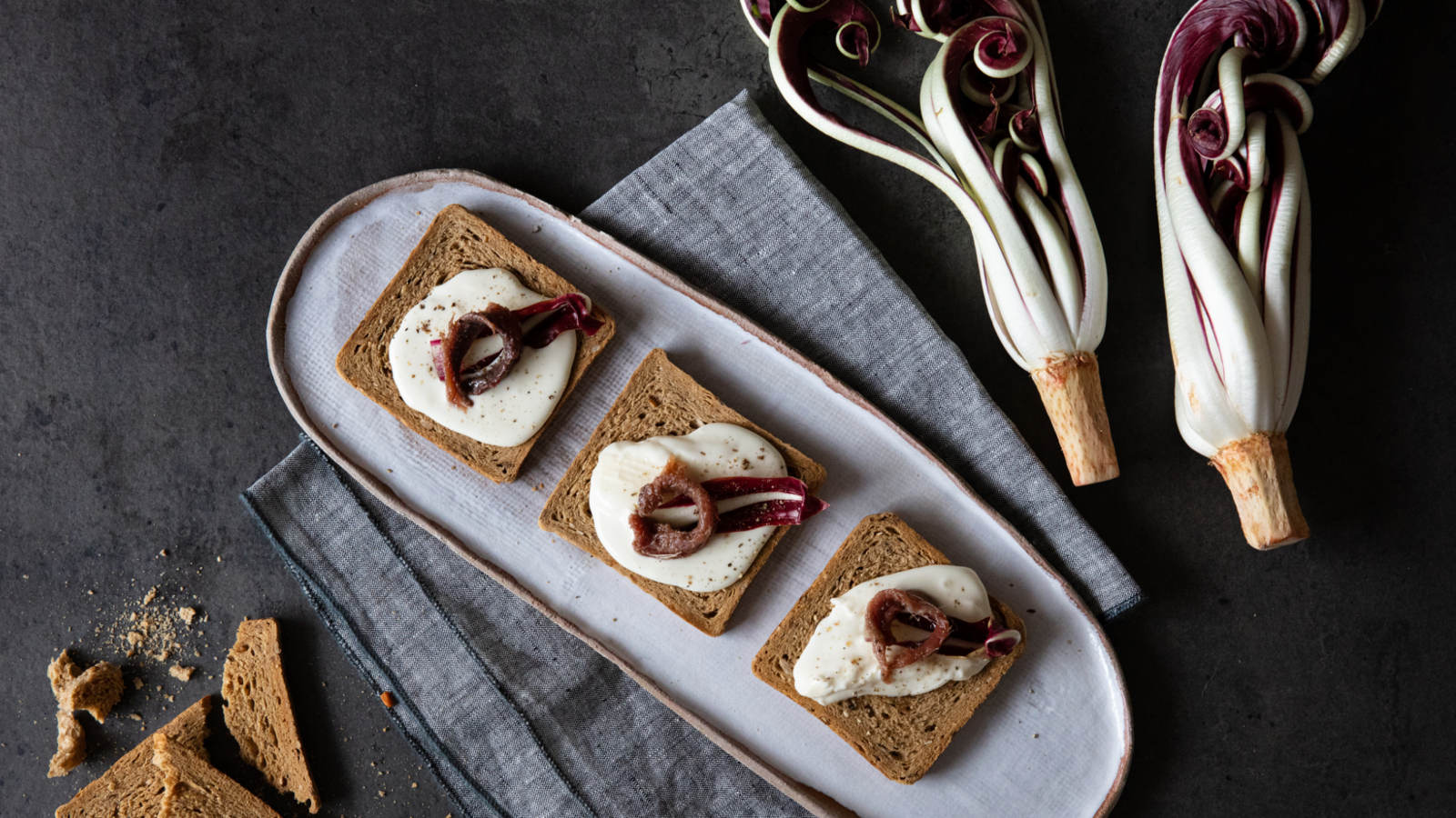 Crostone con acciughe, stracchino e radicchio di Treviso