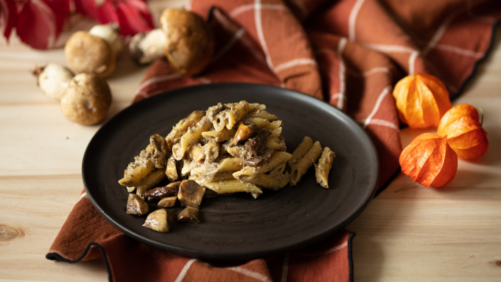 Penne alla vodka con funghi porcini e panna