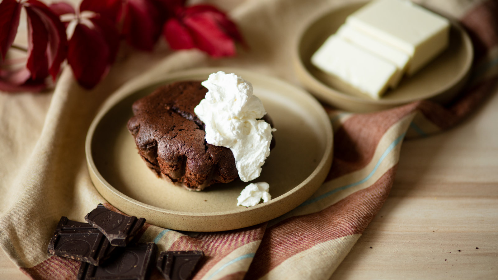 Torta al cioccolato fondente con panna montata
