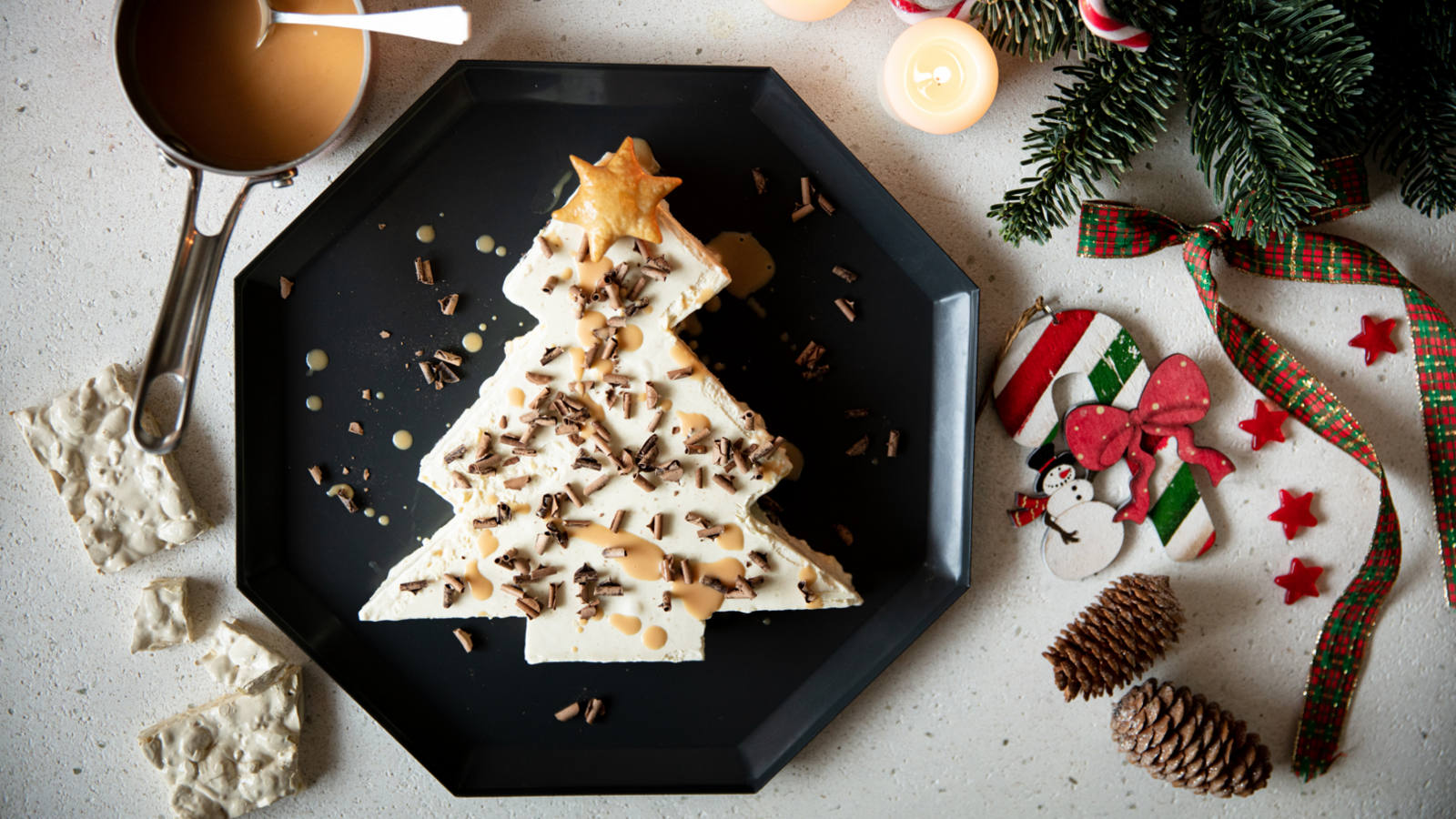 Semifreddo di Natale al mandorlato croccante e salsa mou