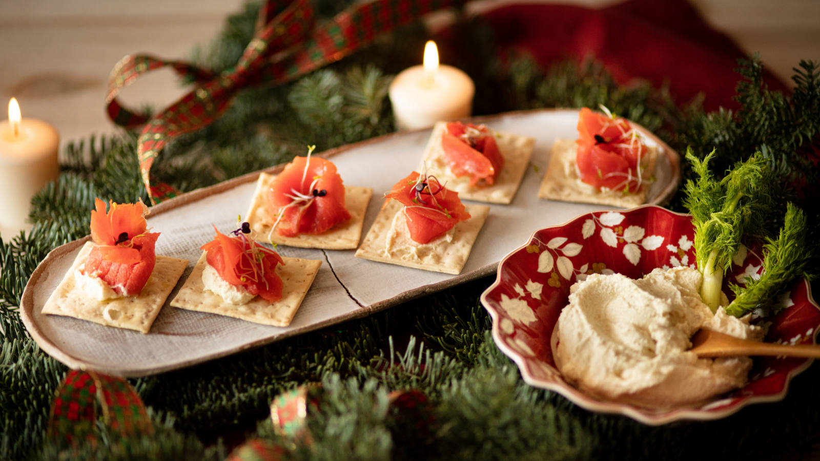 Tartine di salmone marinato con salsa all'aneto e mascarpone