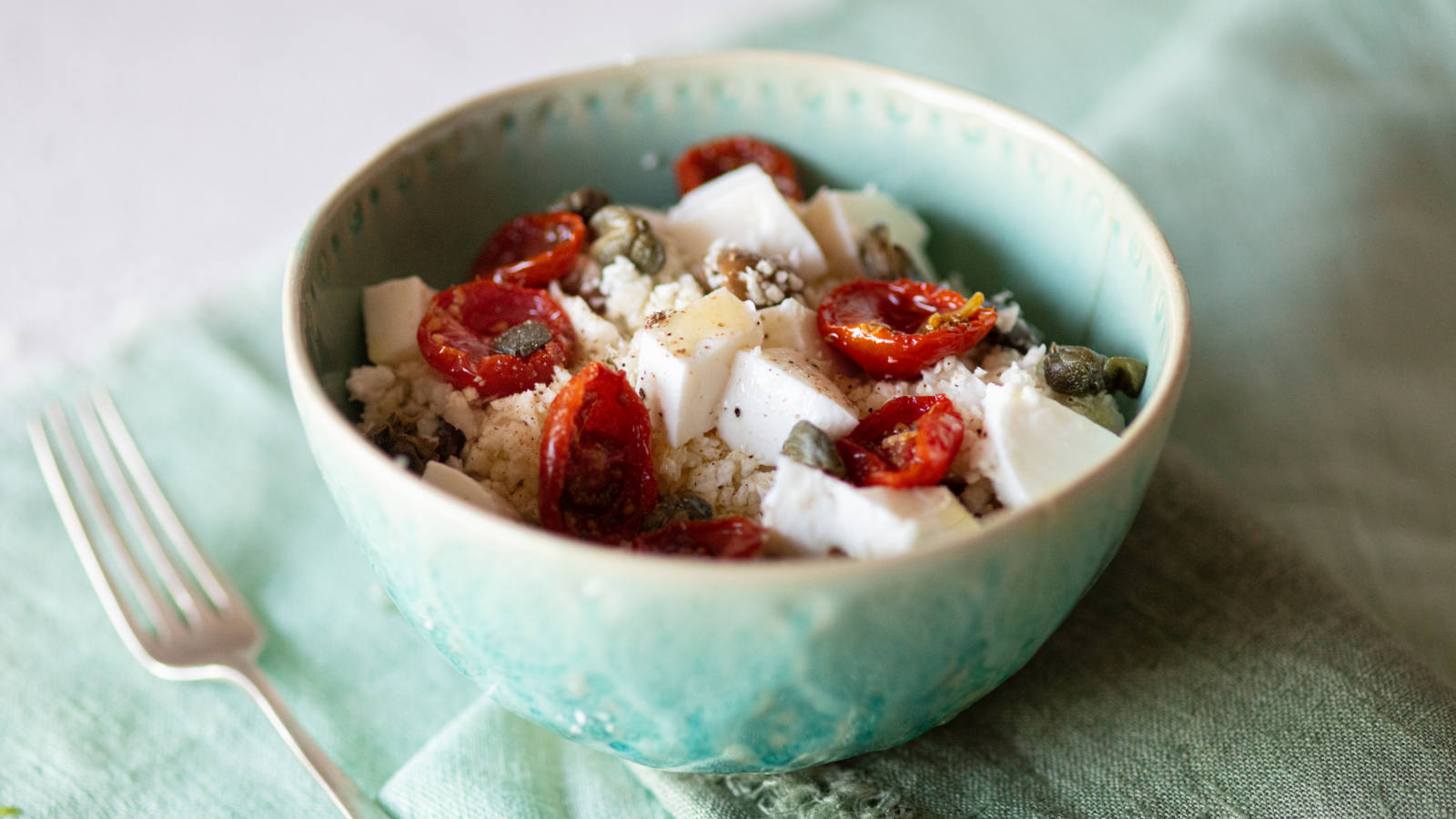 Cous cous di cavolfiore con mozzarella, olive e capperi