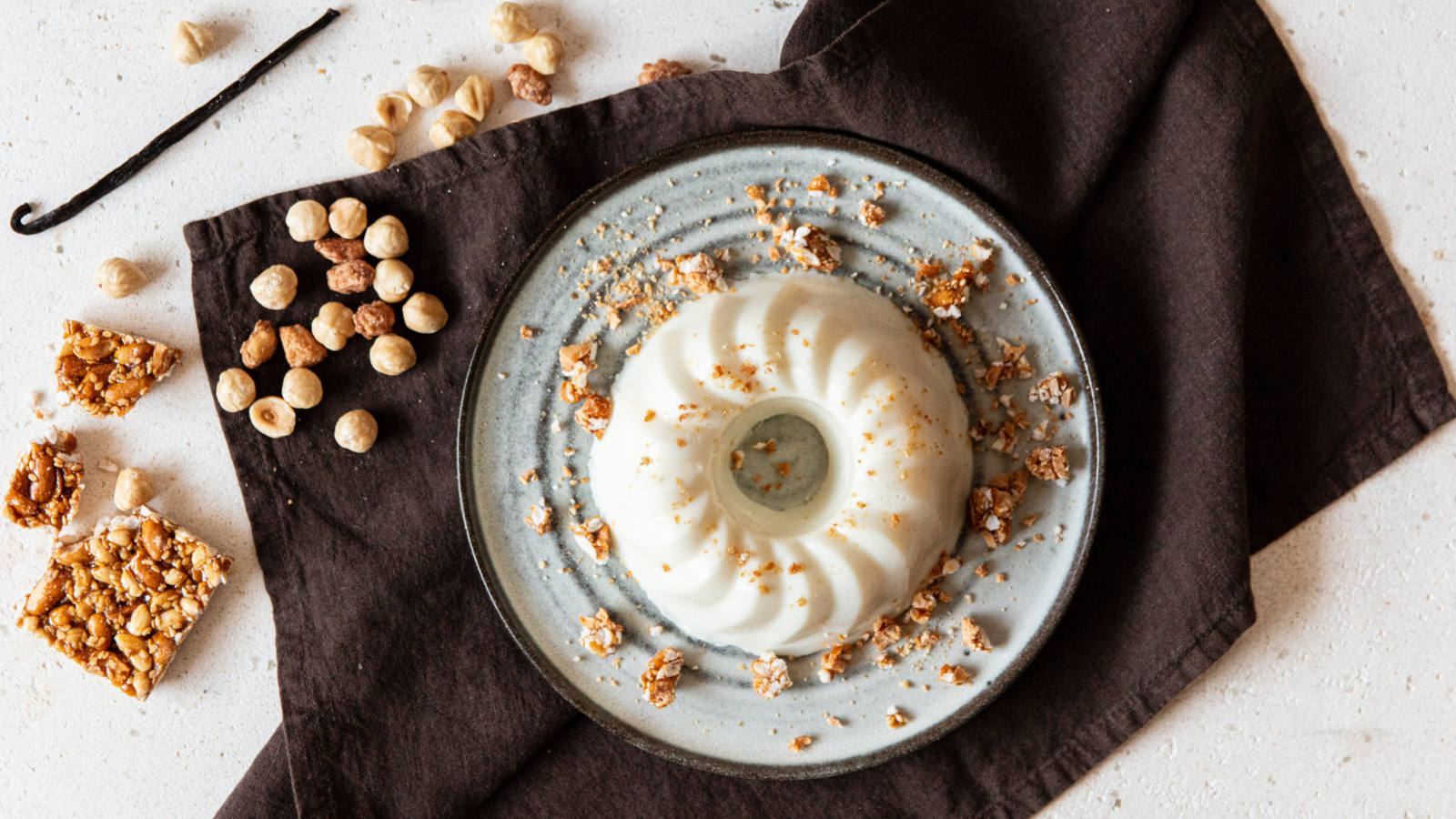 Gelatina di latte alla vaniglia e nocciole croccanti