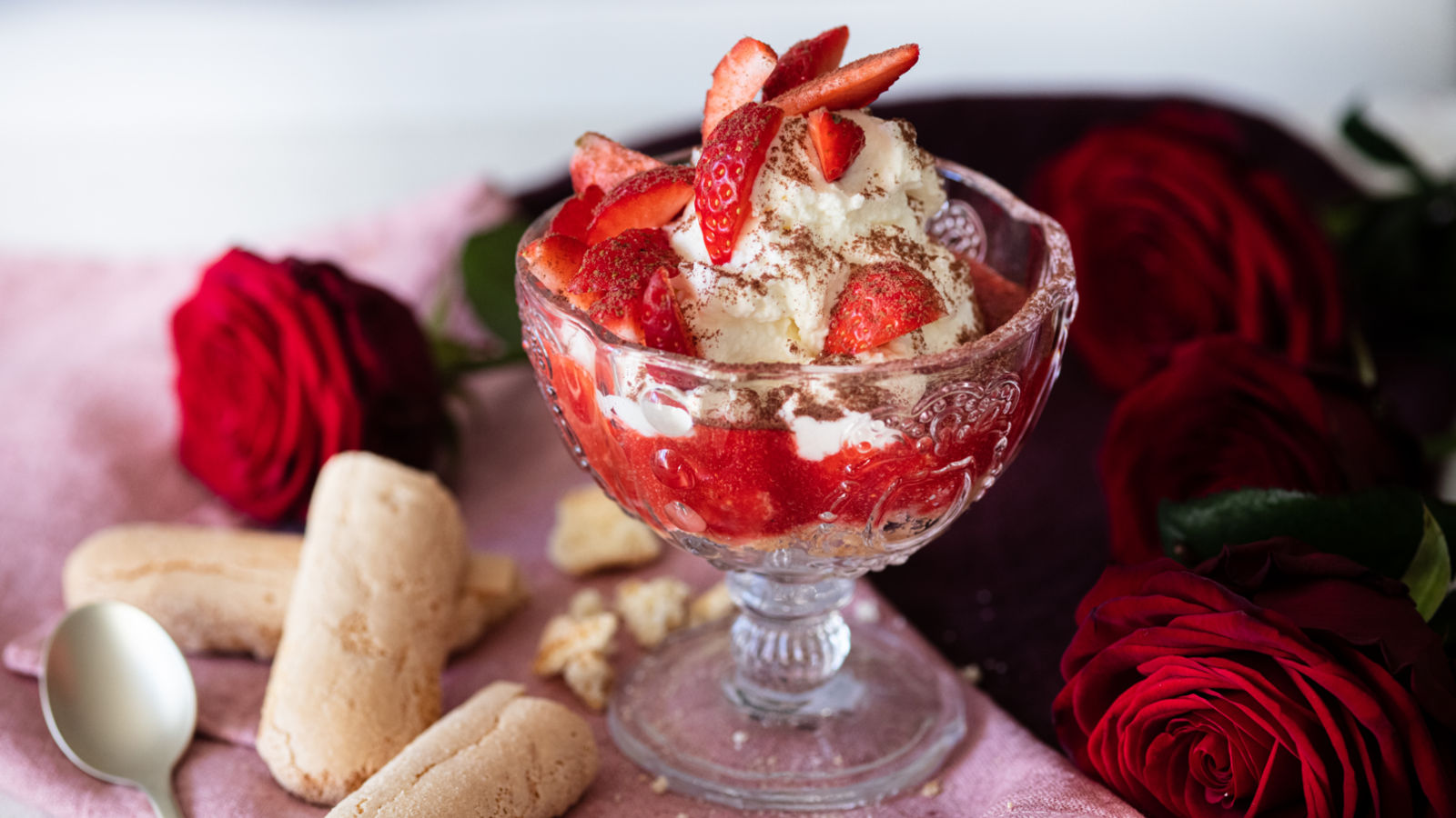 Dolce per San Valentino con fragole e panna