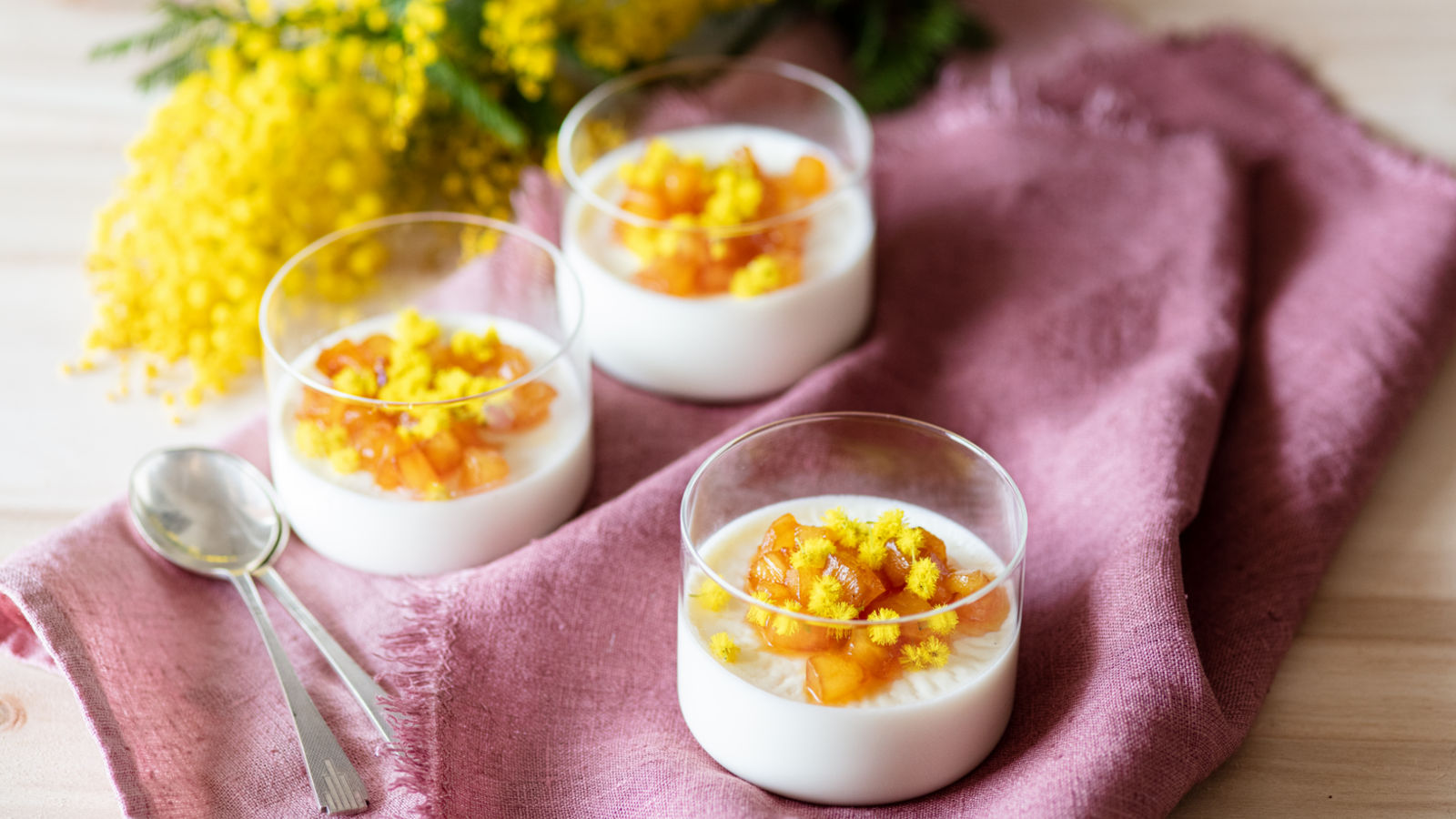 Dolce mimosa con il budino al latte