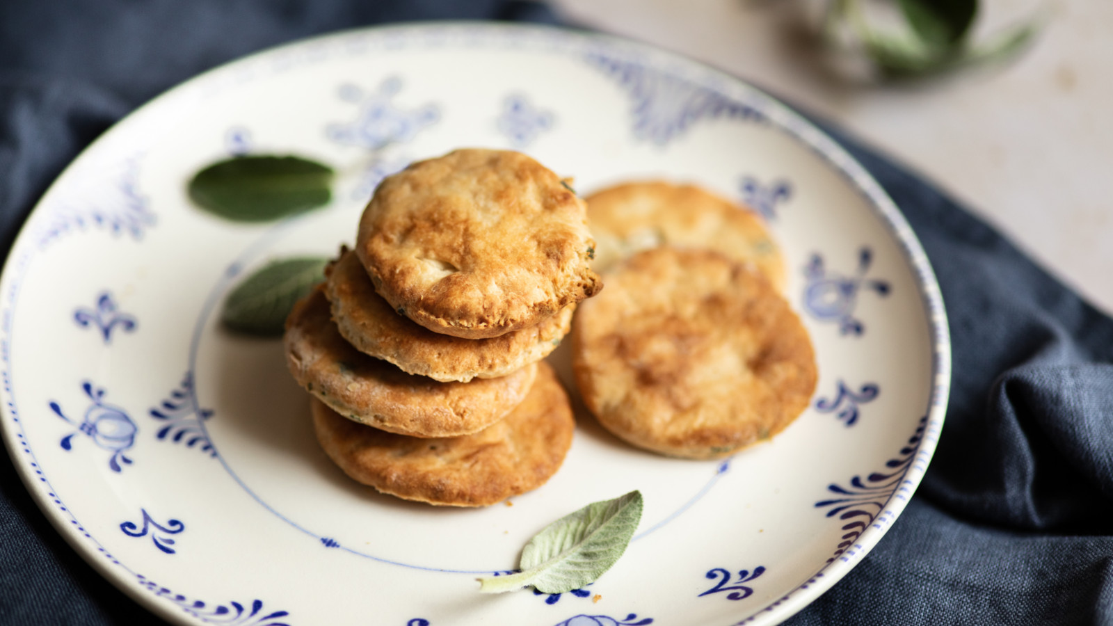 Biscotti salati per aperitivo con salvia e stracchino