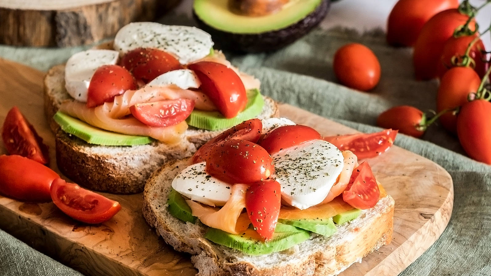 Crostone di pane integrale con avocado, salmone e mozzarella