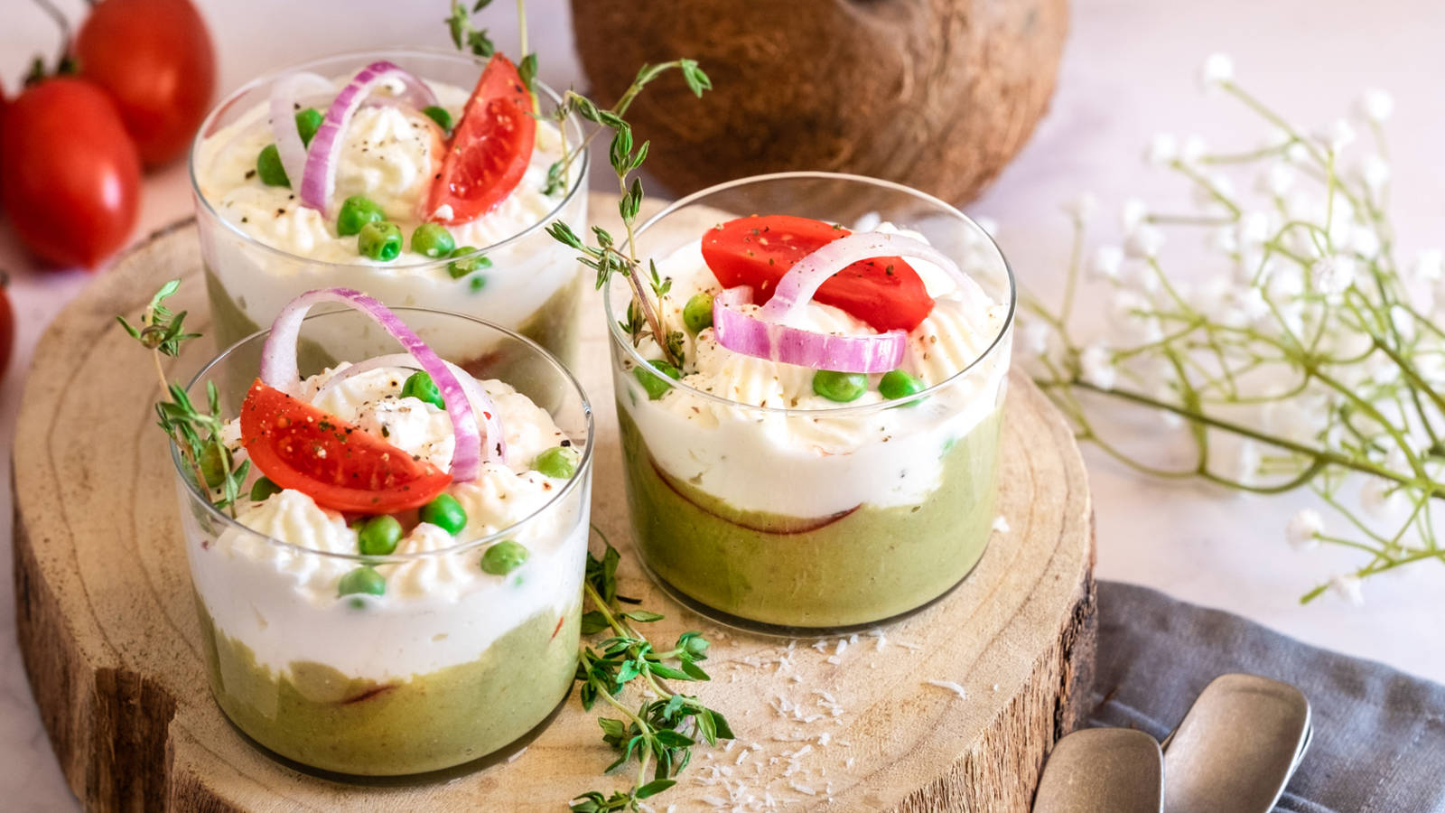 Mousse di mozzarella con bevanda di cocco, pomodorini e piselli
