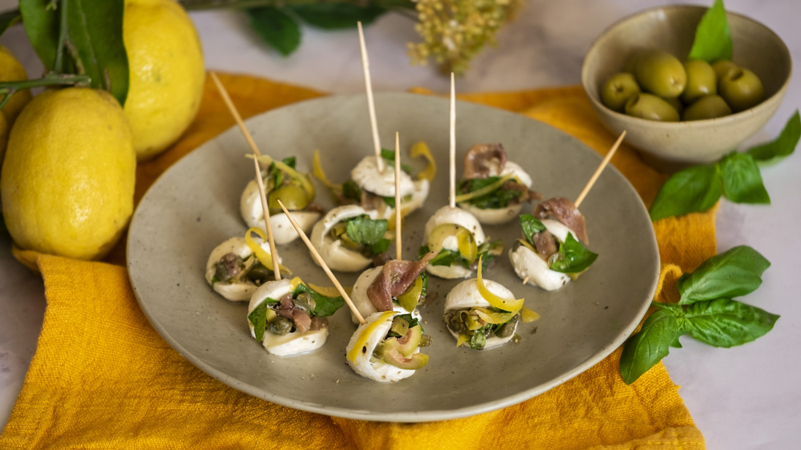 Bocconcini di mozzarella ripieni con acciughine e olive