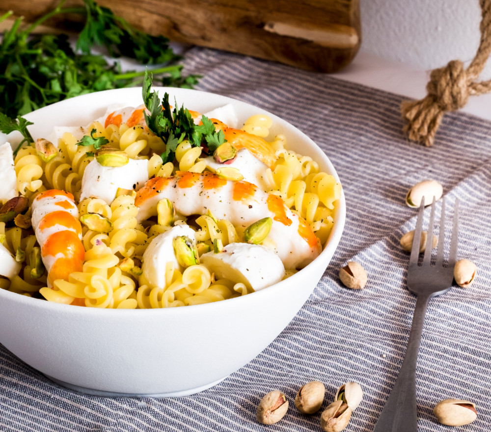 Pasta fredda con gamberi, mozzarella e pistacchi