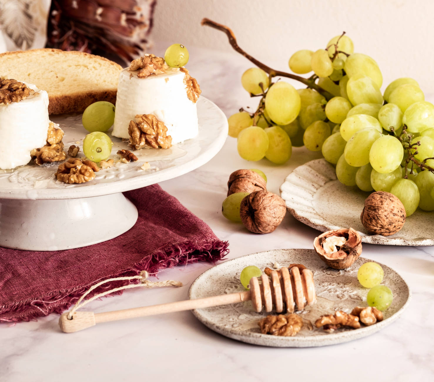 Colazione con ricotta, miele, noci e frutta fresca