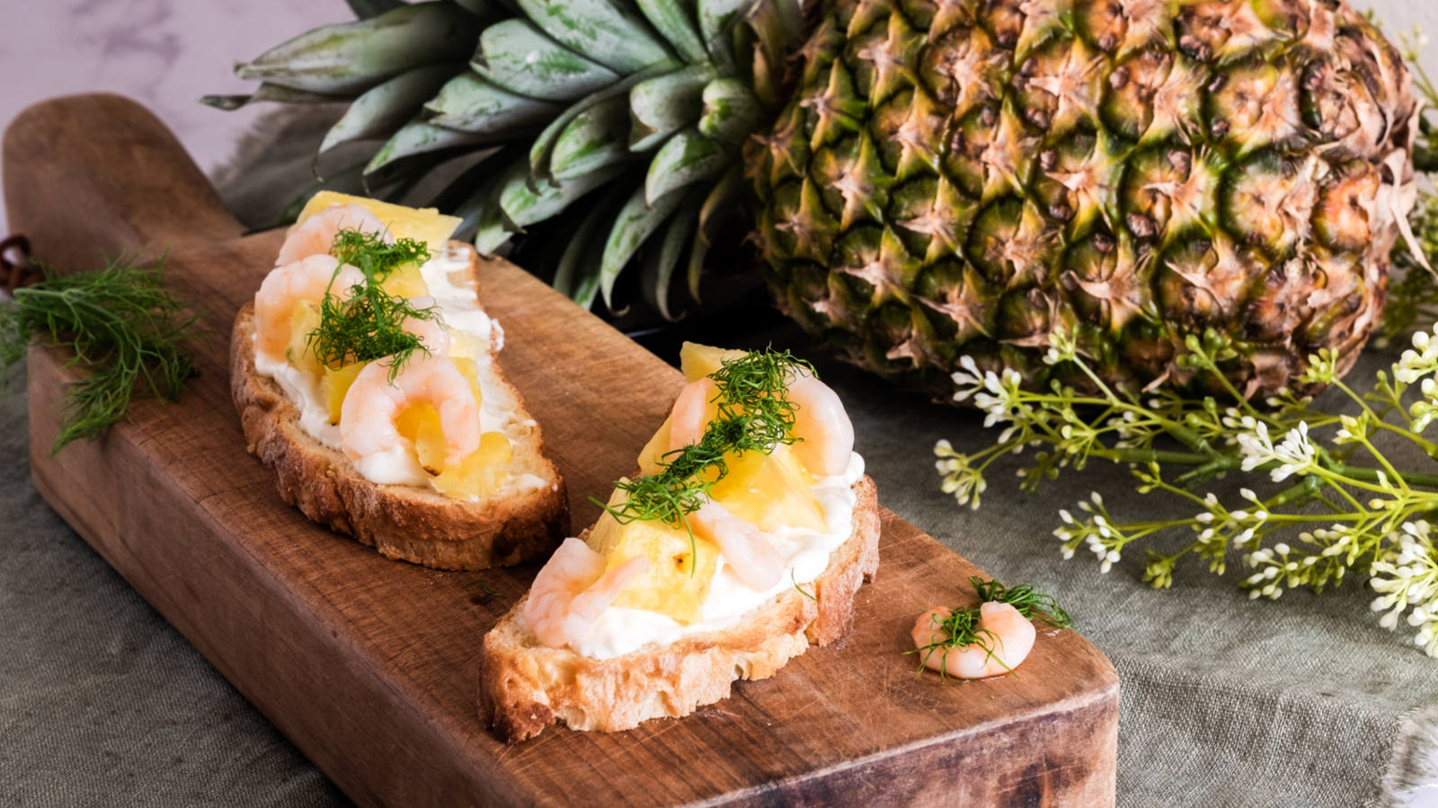 Crostini con stracchino, gamberetti e ananas