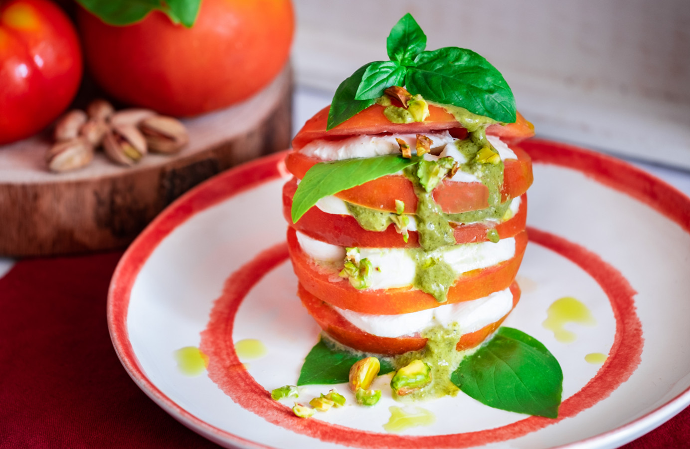 Mozzarella alla caprese con pesto di pistacchio
