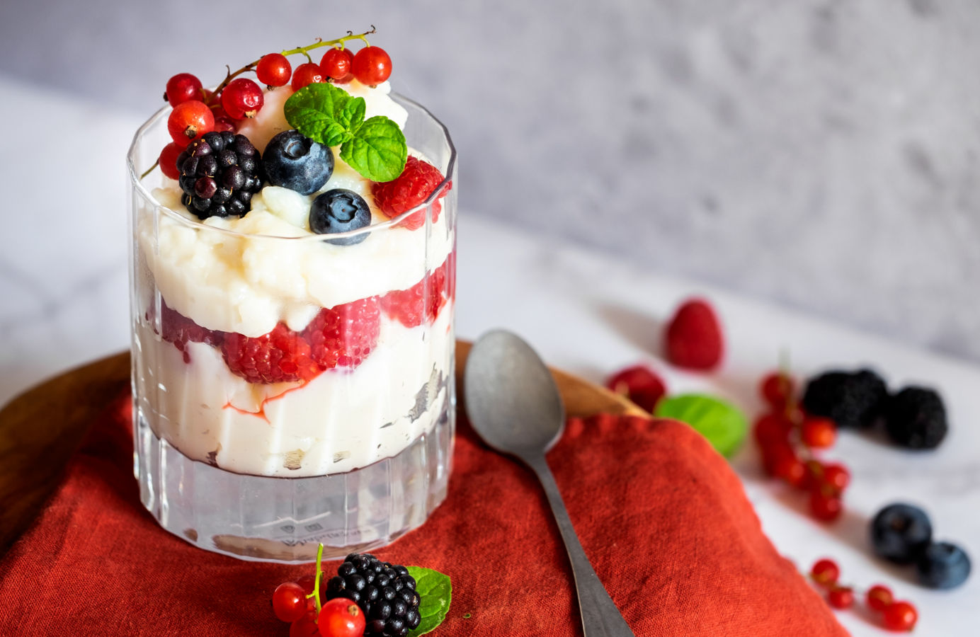 Crema di latte dolce con frutti di bosco