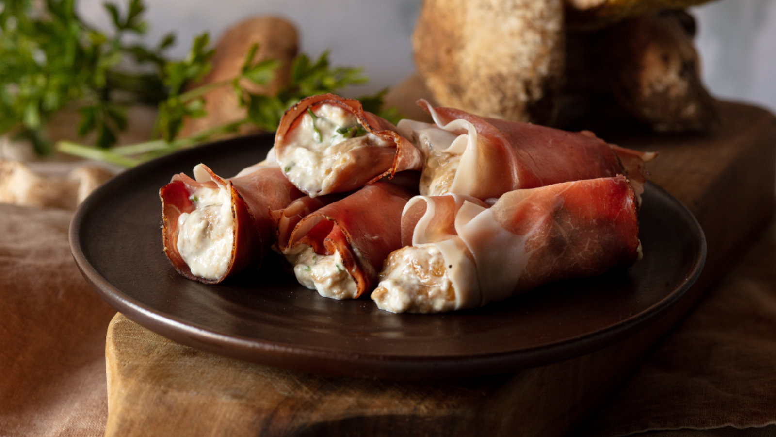 Involtini di speck, stracchino e funghi porcini