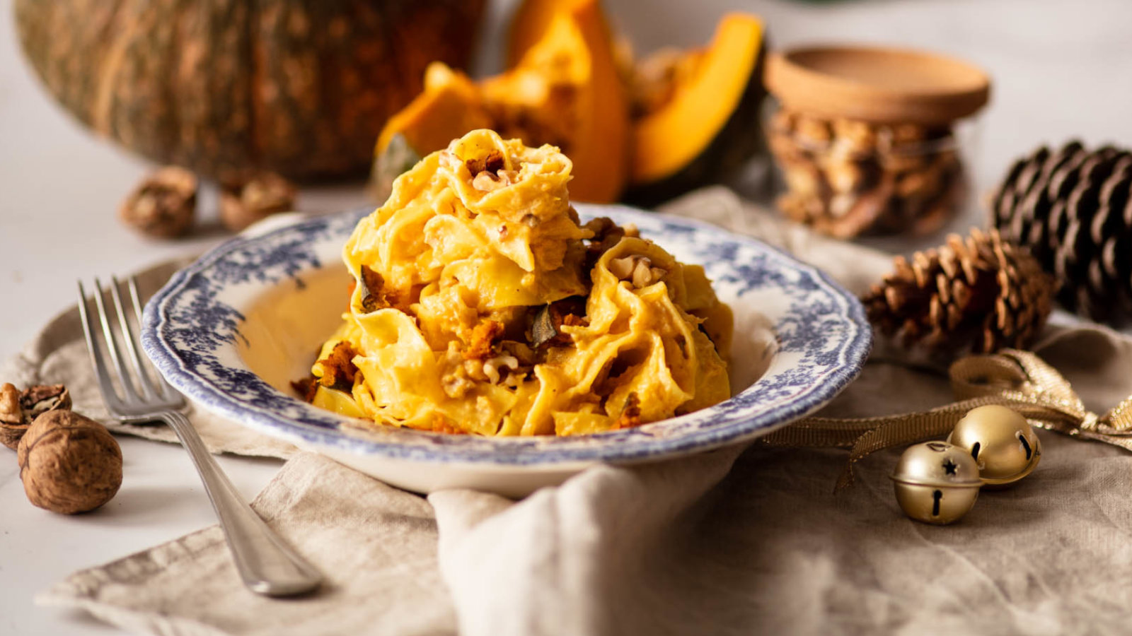 Pasta con zucca, panna e noci