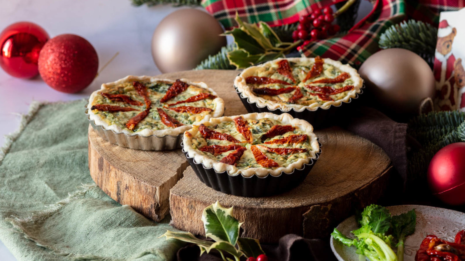 Mini quiche con ricotta, erbette e pomodori secchi