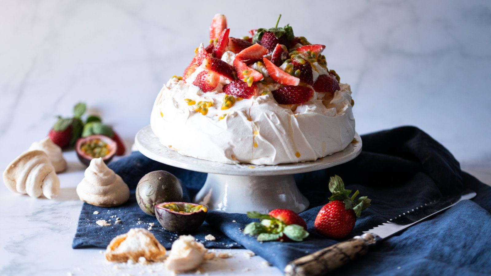 Pavlova con panna, fragole e frutto della passione