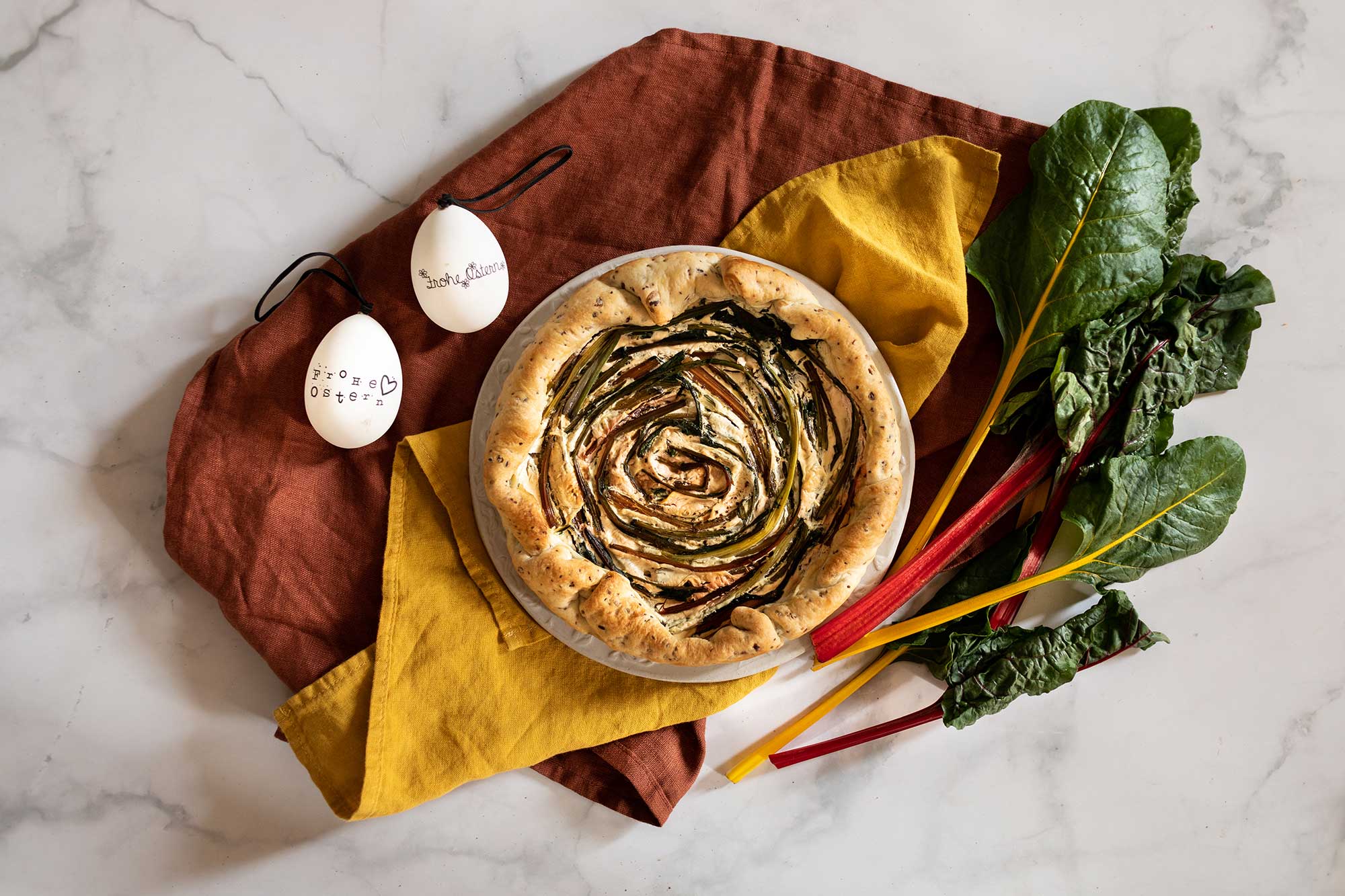 Torta salata integrale con bietole colorate