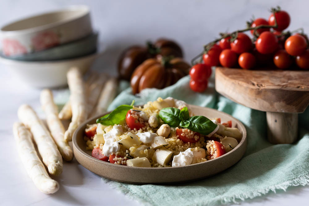 Cous cous con pomodorini, ricotta, asparagi bianchi e pinoli