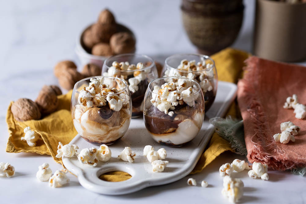Mousse alla panna, cioccolato e caramello con popcorn croccanti