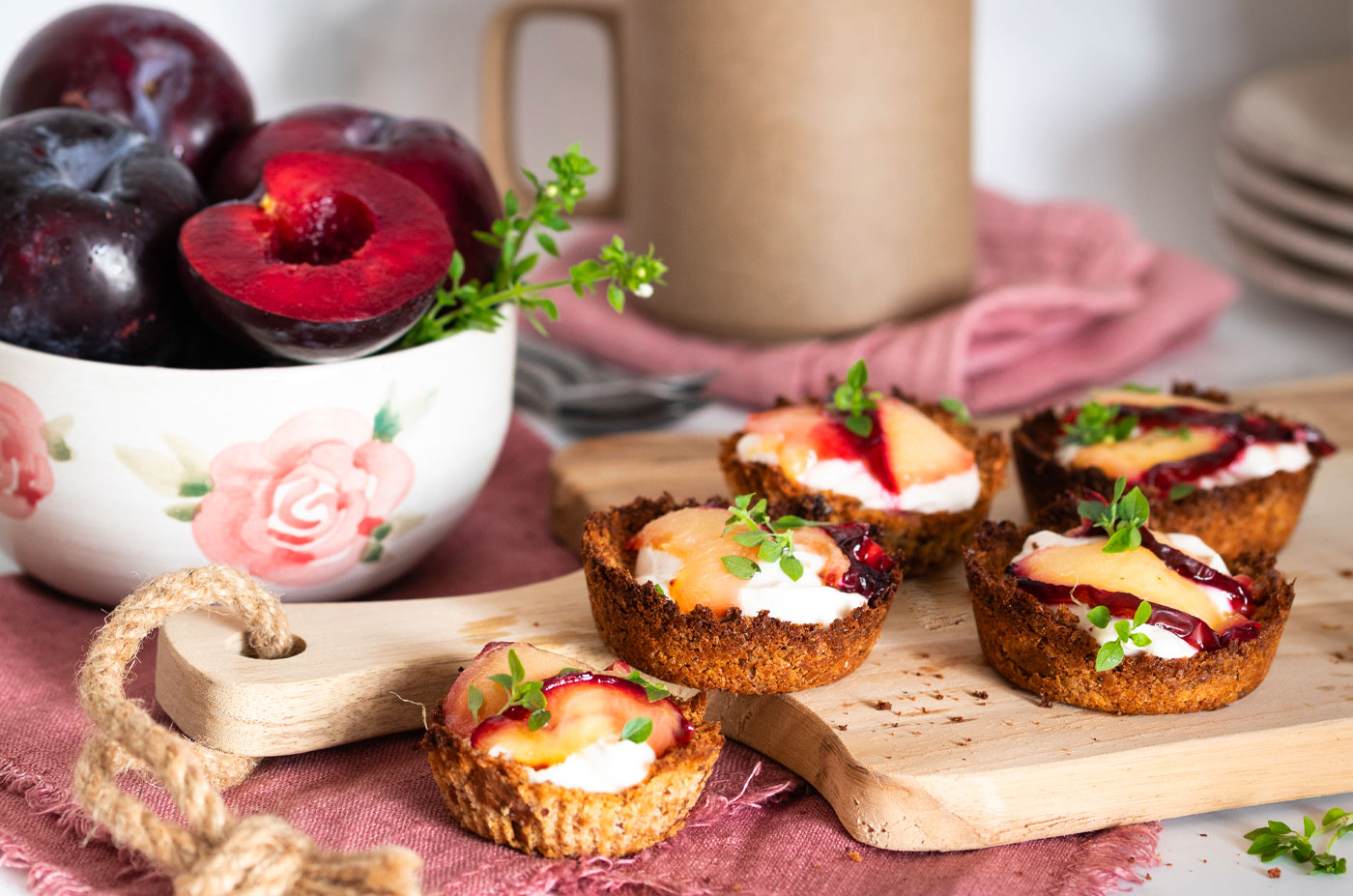Cestini di pane con mousse alla ricotta, susine arrosto e sciroppo d’acero