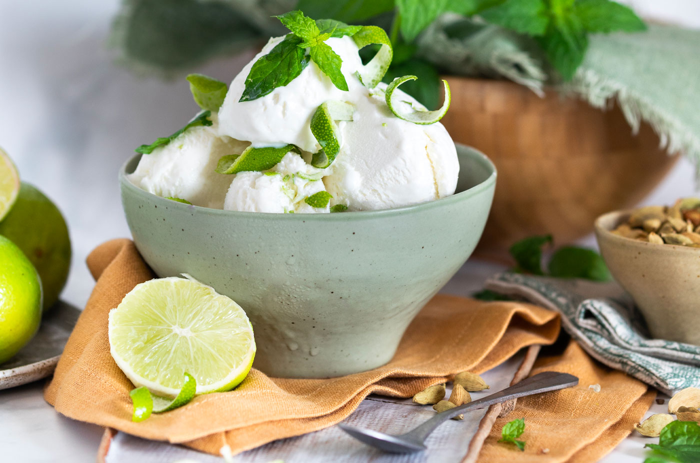 Sorbetto alla panna e lime, con cardamomo e menta