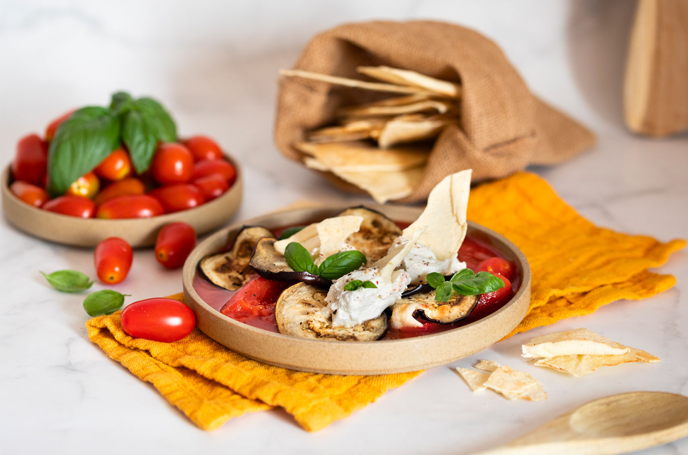 Crema di ricotta salata con pane carasau, melanzane, pomodori datterino e origano